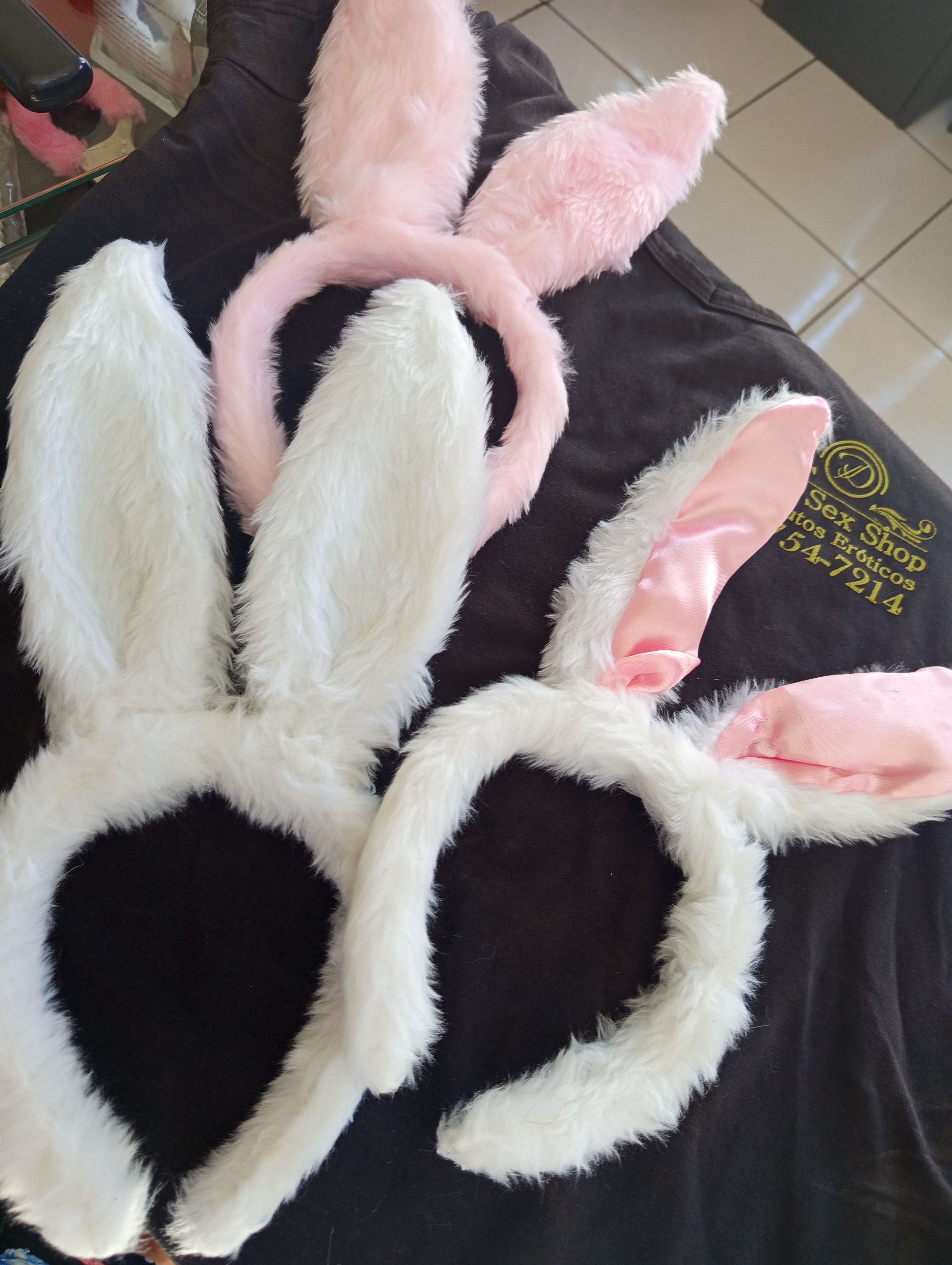 Tiara em pelúcia coelha